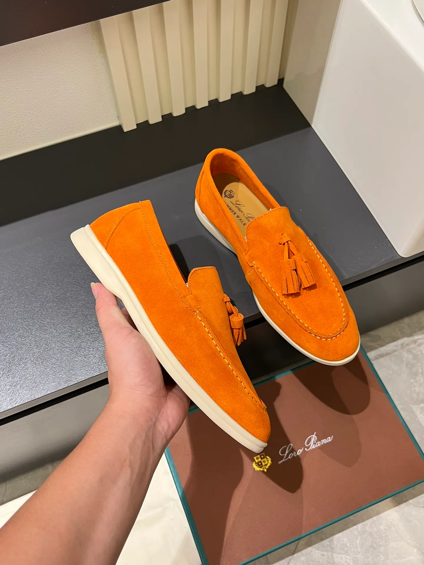 Men's shoes 💰p360 "Loro men's shoes 💰pian'*" Classic L men's shoes for couples 💰p Top version British flat loafers, a must-have item in old money style, the minimalist design is eye-catching and durable, a plus point for dressing The soft foot feel and texture are outstanding. They don’t scratch your feet and are very nice. They are matched with soft and waxy soles. They can be worn daily for a long time without getting tired. They are easy to wear, versatile and classic items, with perfect foot feel and texture! Imported cashmere fabric, the lining is made of imported A-grade water-dyed cow lining, the top version of the genuine leather midsole is sewn with pure handmade mark thread! Size: Female 35-40 (34. Customized) Male 38-44 (45.46. Customized)